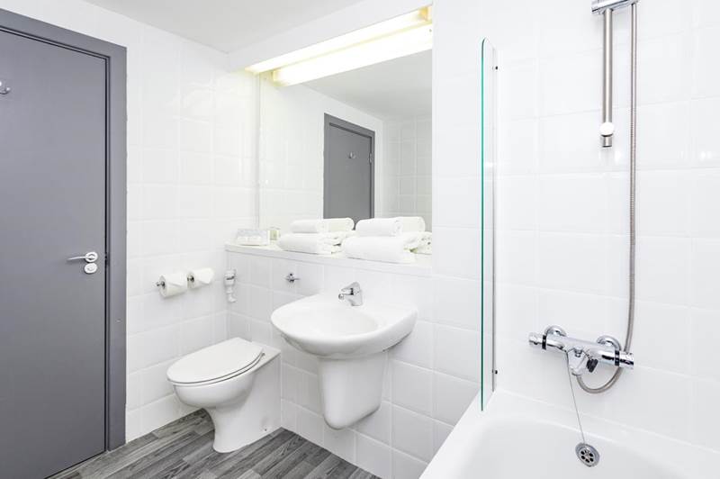 sheffield-metropolitan-bathroom02.jpg