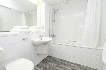 Twin Room with Sofa Bed sheffield-metropolitan-hotel-bathroom.jpg