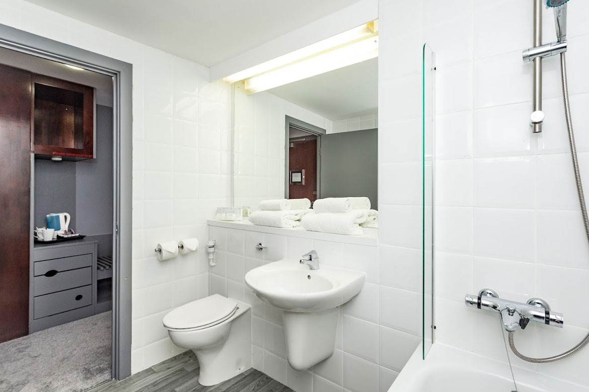 Premium King Room sheffield-metropolitan-hotel-premium-king-bathroom.jpg